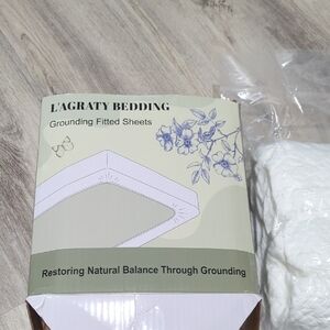 L'AGRATY BEDDING product is a grounding fitted sheet designed for use on a King-